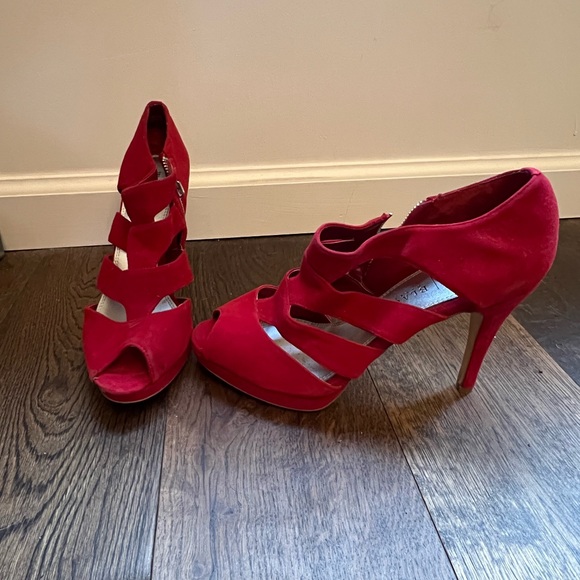 beautiful red suede open-toed booties with cutouts - Picture 6 of 9